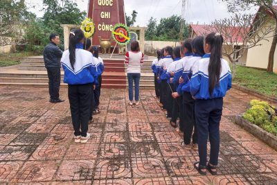 Liên đội Trường Tiểu học-Hà Huy Tập thắp hương tại đài tưởng niệm liệt sĩ xã Bình Thuận nhân ngày 22/12/2023.